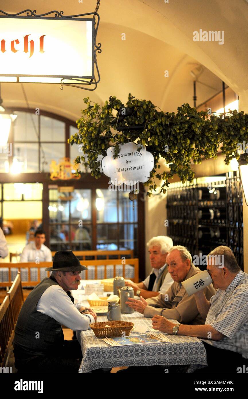 Stammtisch im Münchner Hofbräuhaus am Platzl. [Automatisierte Übersetzung] Stockfoto