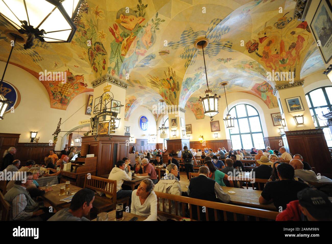 Gäste im Münchner Hofbräuhaus am Platzl. [Automatisierte Übersetzung] Stockfoto