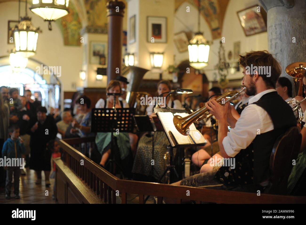 Musiker im Münchner Hofbräuhaus am Platzl. [Automatisierte Übersetzung] Stockfoto