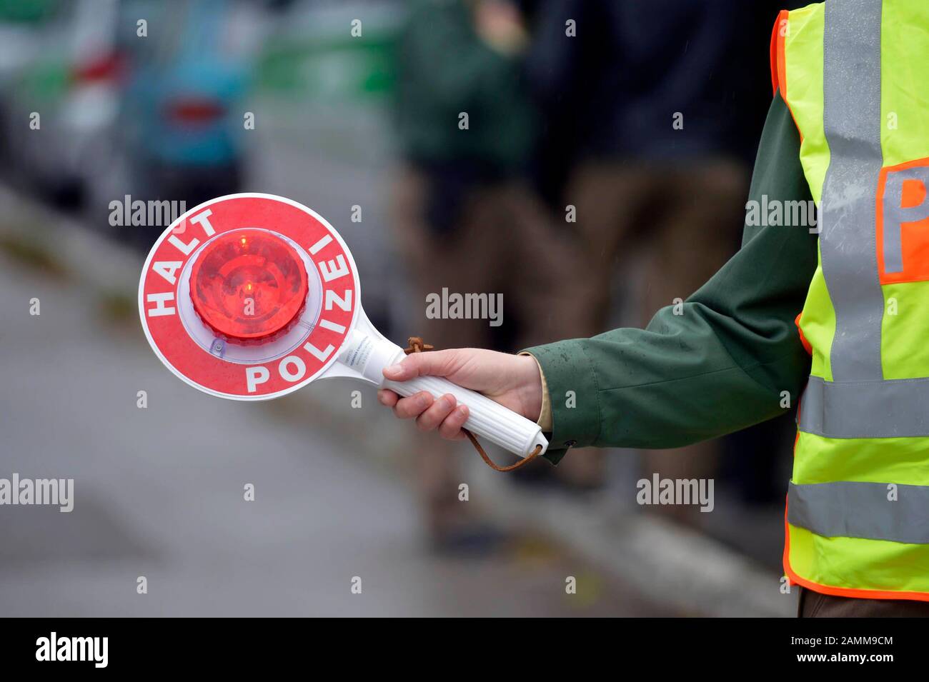 Unter dem Motto "Kids Ask Speeders" führt die Münchner Polizeizentrale im Bereich der Grundschule an der Feldbergstraße eine Schnellkontrolle durch, bei der Schüler der vierten Klasse aufgestellte Fahrer befragen und Geschwindigkeitsüberschreitungen mit sauren Tropfen bestrafen. [Automatisierte Übersetzung] Stockfoto
