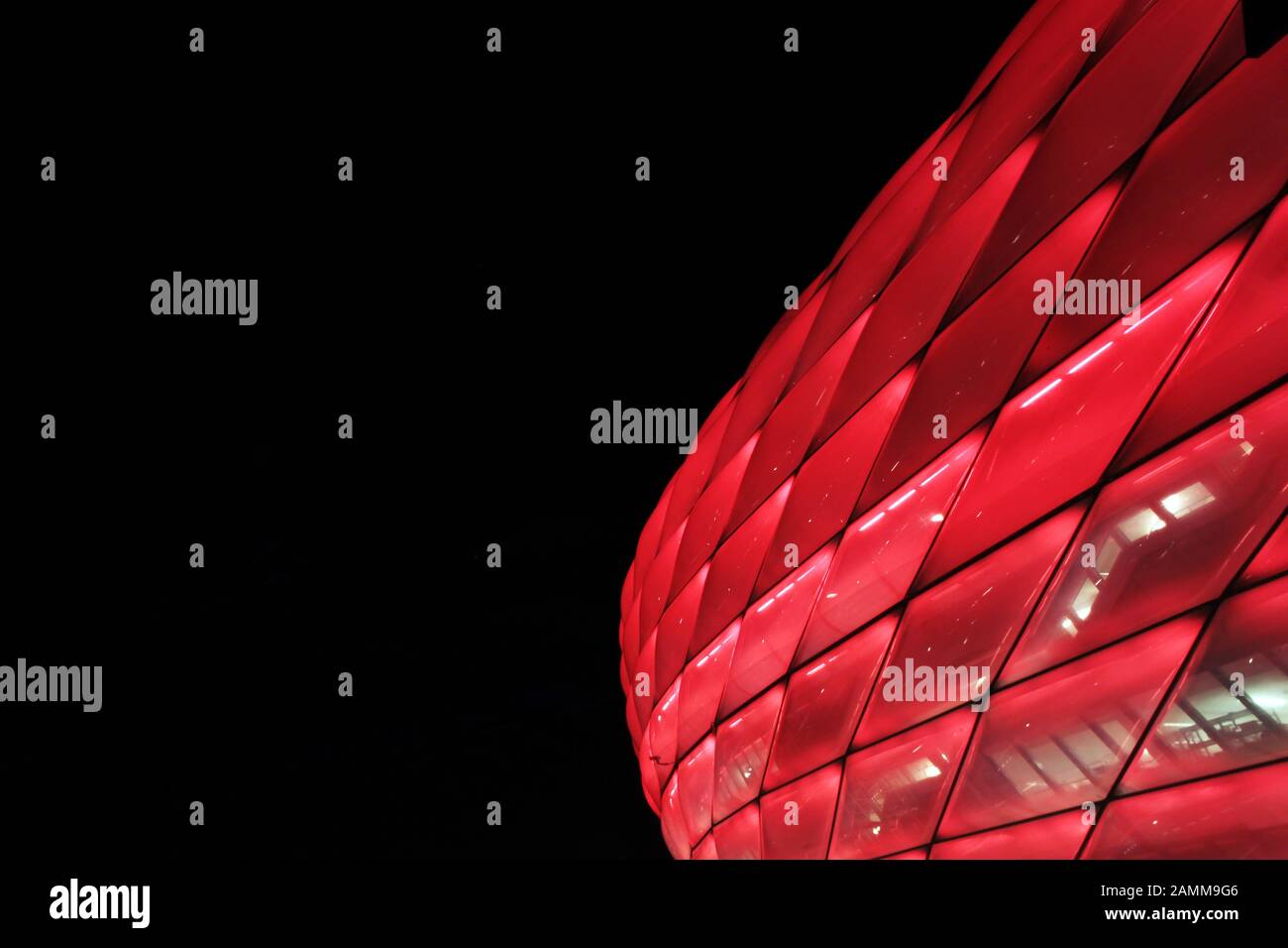 Außenansicht der Allianz Arena vor dem Champions-League-Halbfinale FC Bayern München - Real Madrid. [Automatisierte Übersetzung] Stockfoto