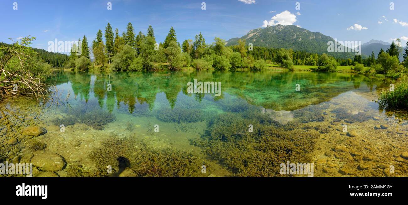 Panoramalandschaft in Bayern mit Isarreservoir bei Mittenwald [automatisierte Übersetzung] Stockfoto