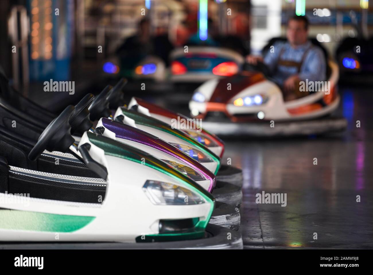 Besucherrückgang auf der Wiesn durch schlechtes Wetter und verschärfte Sicherheitskontrollen. Die Fahrgeschäfte (hier der Stoßwagen) sind nur spärlich besucht. [Automatisierte Übersetzung] Stockfoto