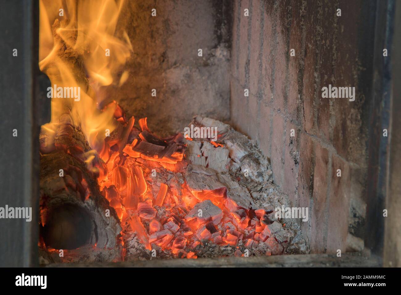 Brennendes Feuer von Brennholz in einem Kachelofen [automatisierte Übersetzung] Stockfoto