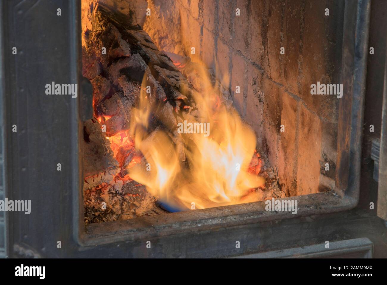 Brennendes Feuer von Brennholz in einem Kachelofen [automatisierte Übersetzung] Stockfoto