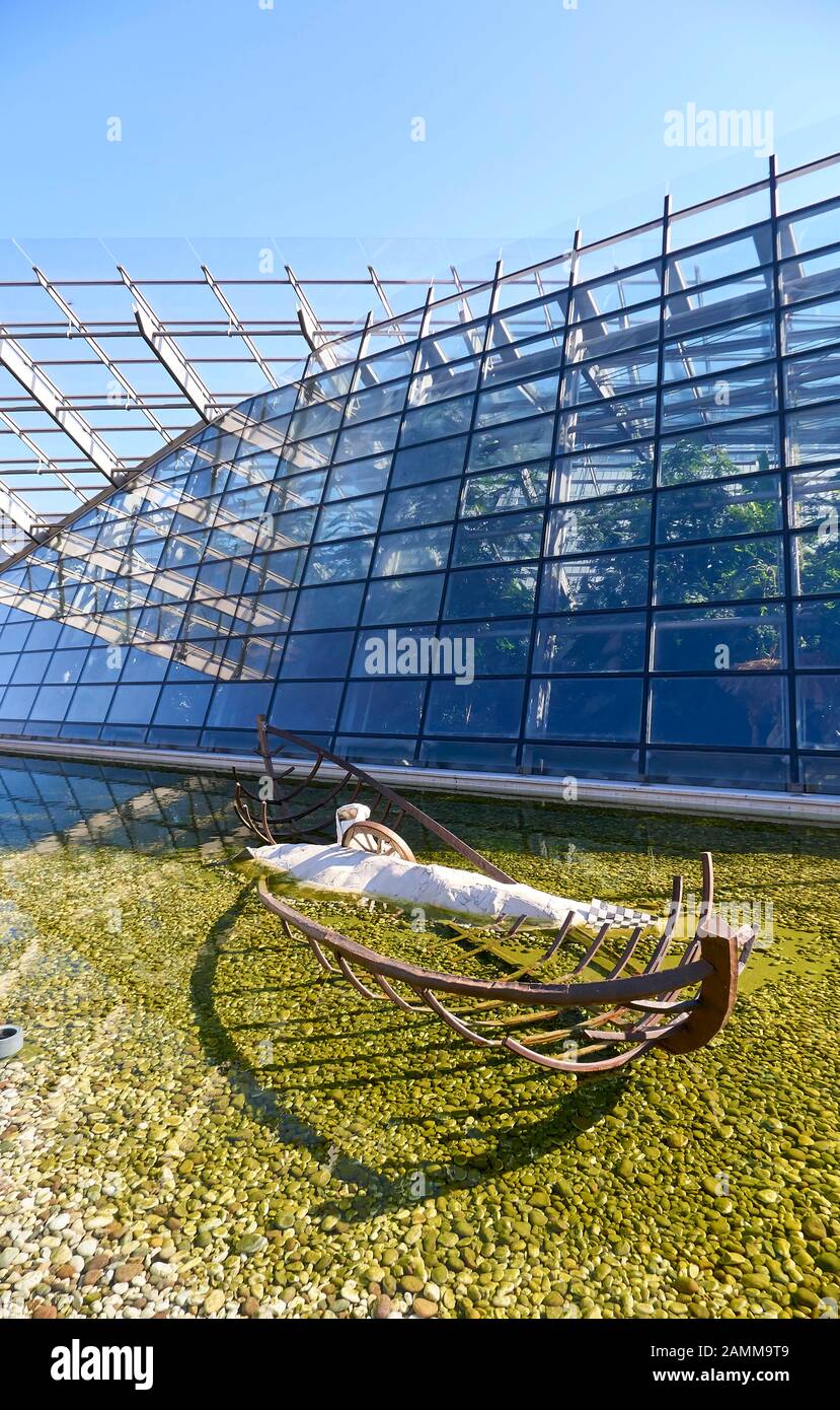 Tropisches Gewächshaus, MUSE - Wissenschaftsmuseum in Trient, MUSÉE Museo delle Scienze, Corso del Lavoro e della Scienza, 3, 38122 Trient, Italien, das Museum basiert auf den Fundamenten des ehemaligen Museo Tridentino di Scienze Naturali, Das fünfstöckige Gebäude mit tropischem Gewächshaus wurde von dem berühmten Architekten Renzo Piano entworfen, das Energiekonzept wurde auch vorbildlich umgesetzt, nach dem anerkannten LEED-Zertifizierungsprozess erhielt es den GOLDGRAD.06.10.2016 [automatisierte Übersetzung] Stockfoto