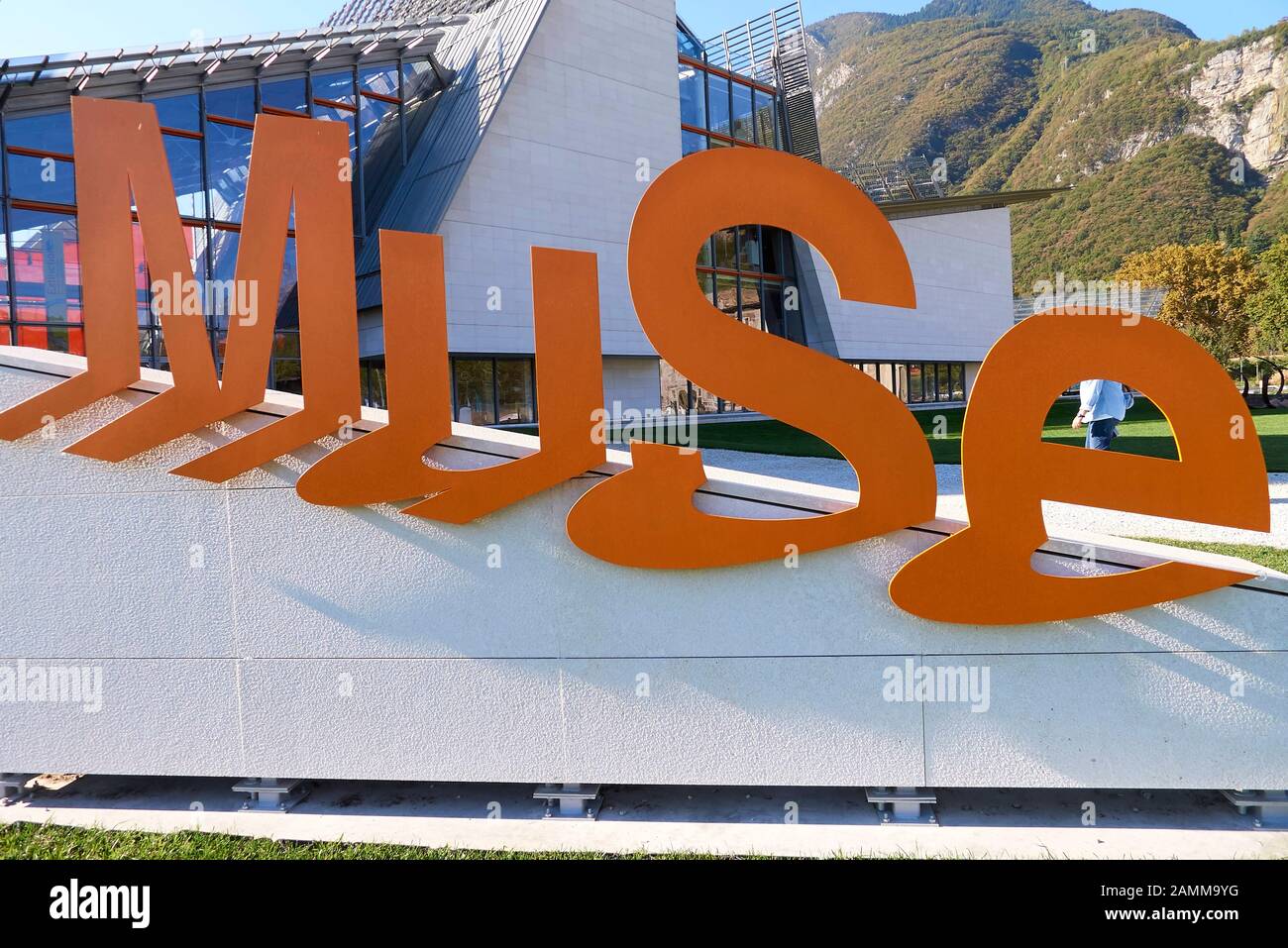 Muse - Museum für Wissenschaft in Trient, MUSÉE Museo delle Scienze, Corso del Lavoro e della Scienza, 3, 38122 Trient, Italien, das Museum basiert auf den Fundamenten des ehemaligen Museo Tridentino di Scienze Naturali, Das fünfstöckige Gebäude mit tropischem Gewächshaus wurde von dem berühmten Architekten Renzo Piano entworfen, das Energiekonzept wurde auch vorbildlich umgesetzt, nach dem anerkannten LEED-Zertifizierungsprozess erhielt es den GOLDGRAD.06.10.2016 [automatisierte Übersetzung] Stockfoto