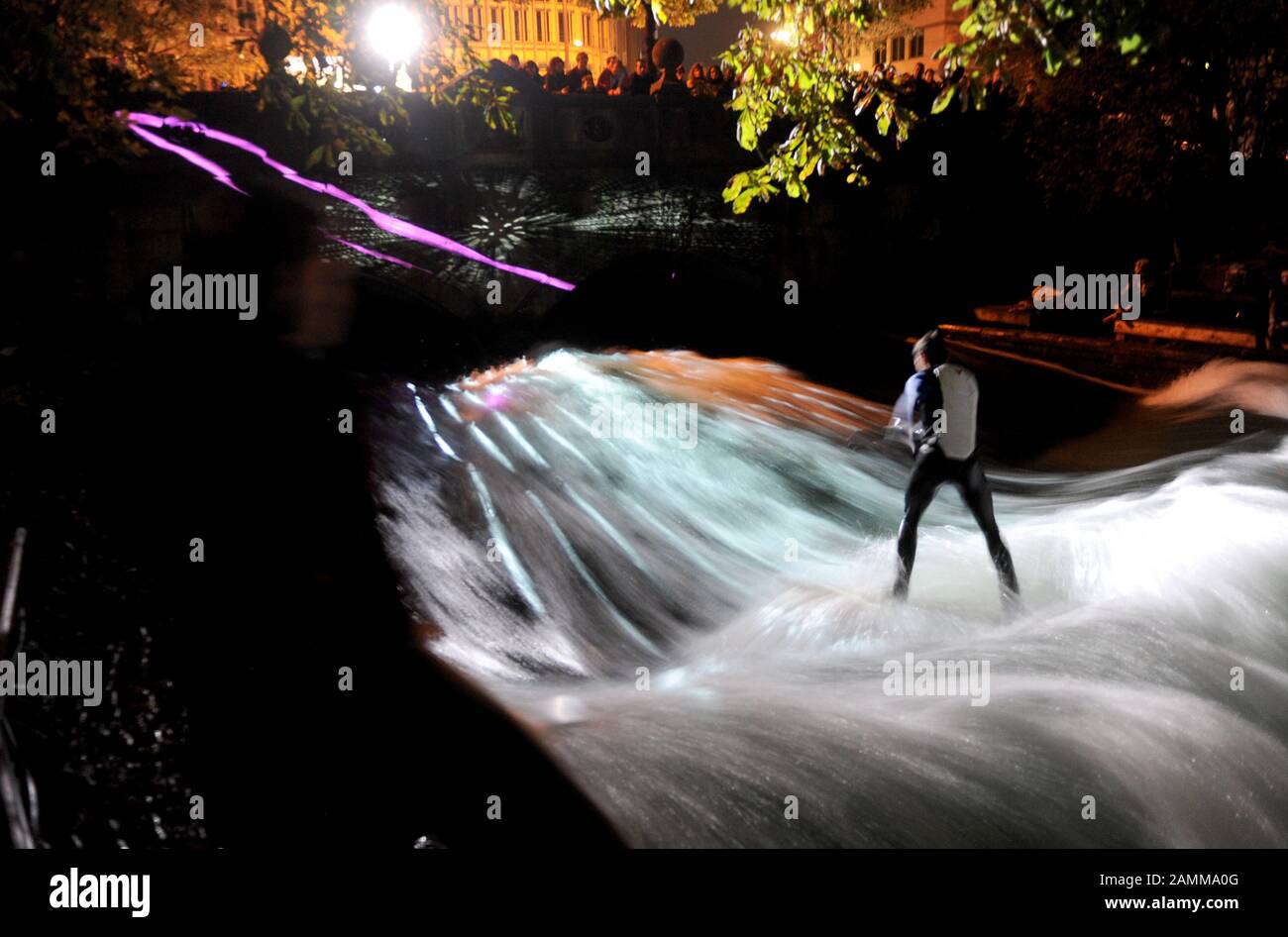 Lange Nacht der Münchner Museen: Das Bild zeigt eine Licht- und Toninstallation auf der Surferwelle am Eisbach im Englischen Garten. [Automatisierte Übersetzung] Stockfoto