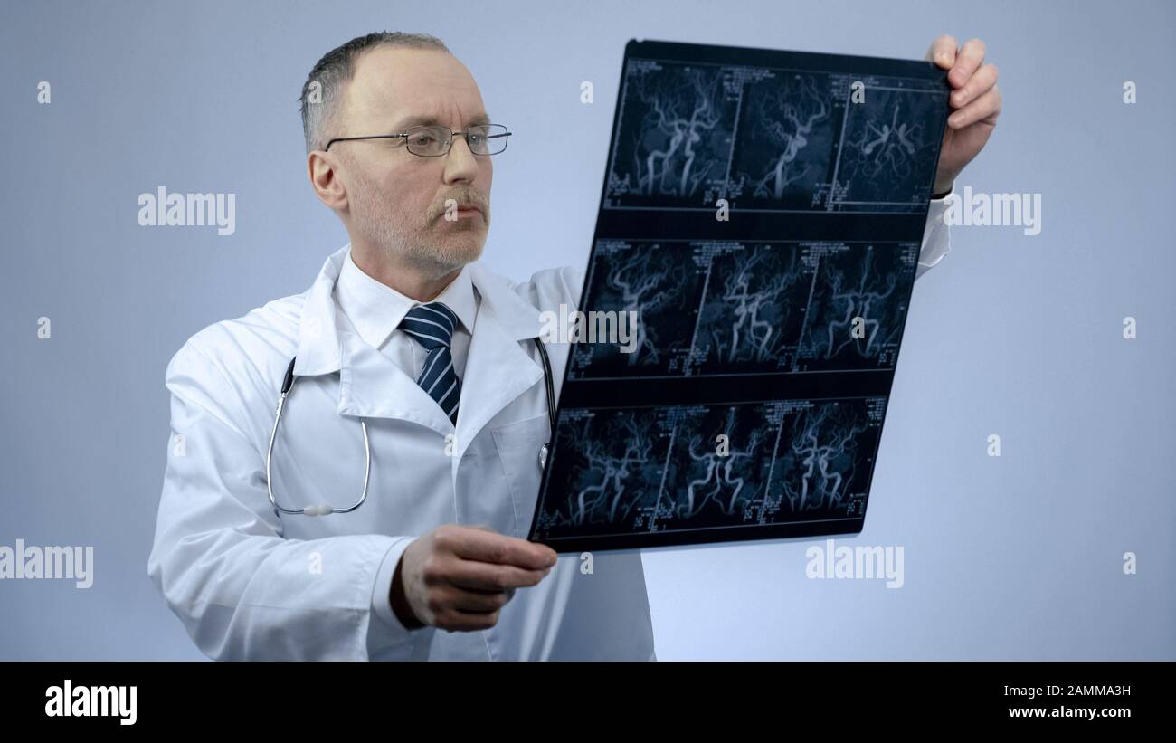Kardiologe prüft CT-Scan von Blutgefäßen, Herzerkrankungen, Arrhythmie Stockfoto