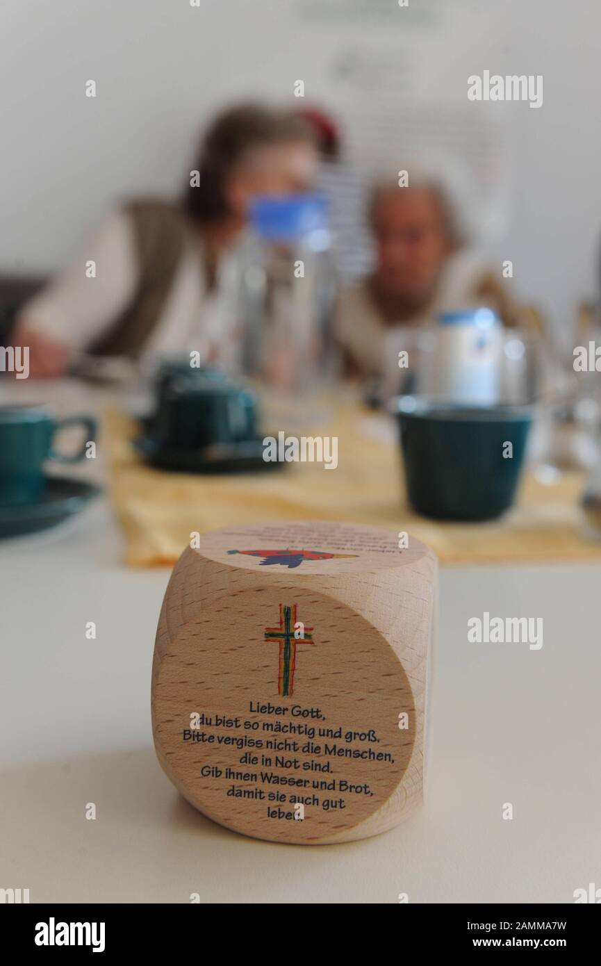 In der Kirchenküche der Versöhnungskirche Harthof kochen ehrenamtliche Helfer für Bedürftige. [Automatisierte Übersetzung] Stockfoto