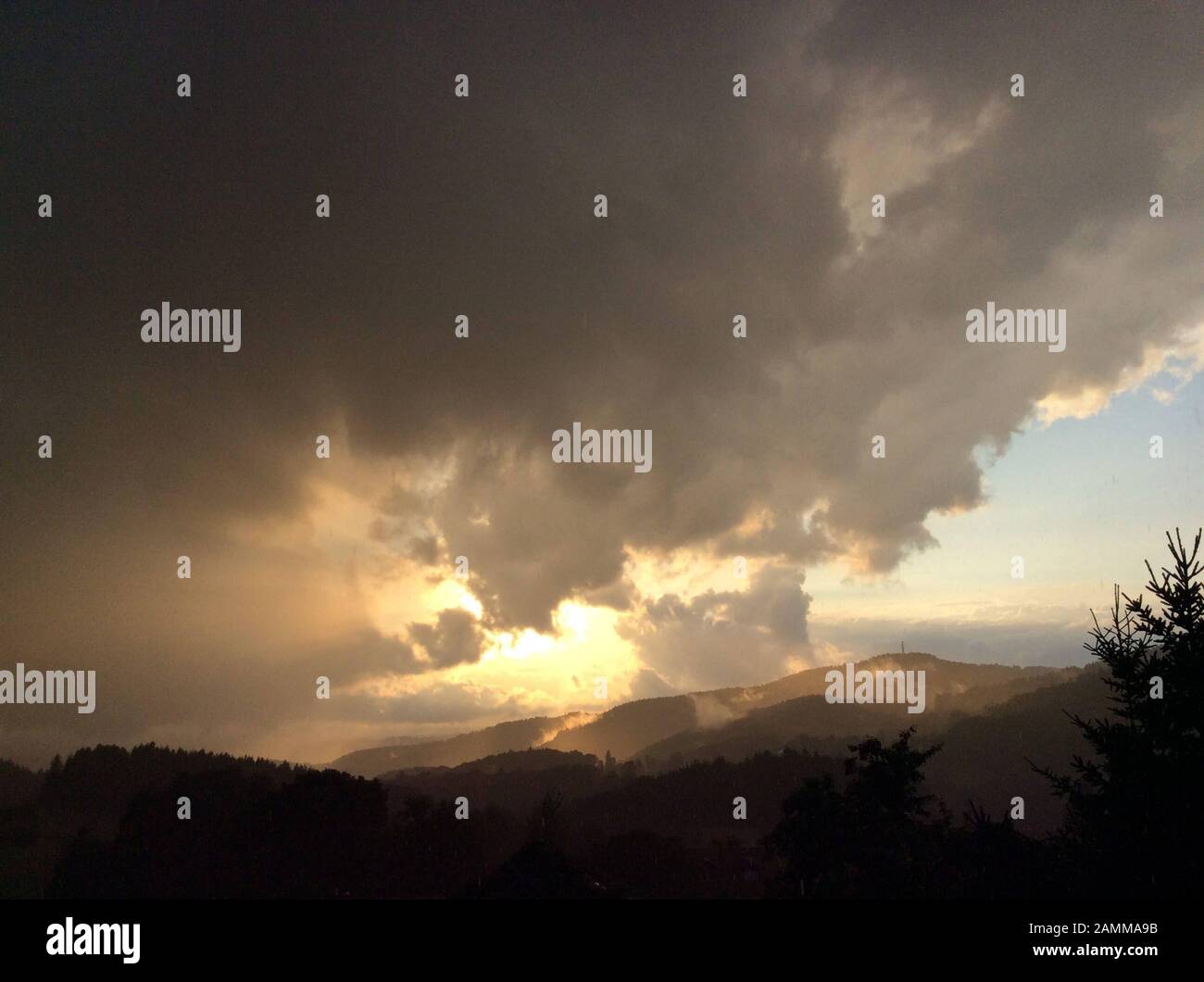 Gewitterwolken auf dem Rusel im Bayerischen Wald im Landkreis Deggendorff, Bayern, Deutschland, Europa [automatisierte Übersetzung] Stockfoto