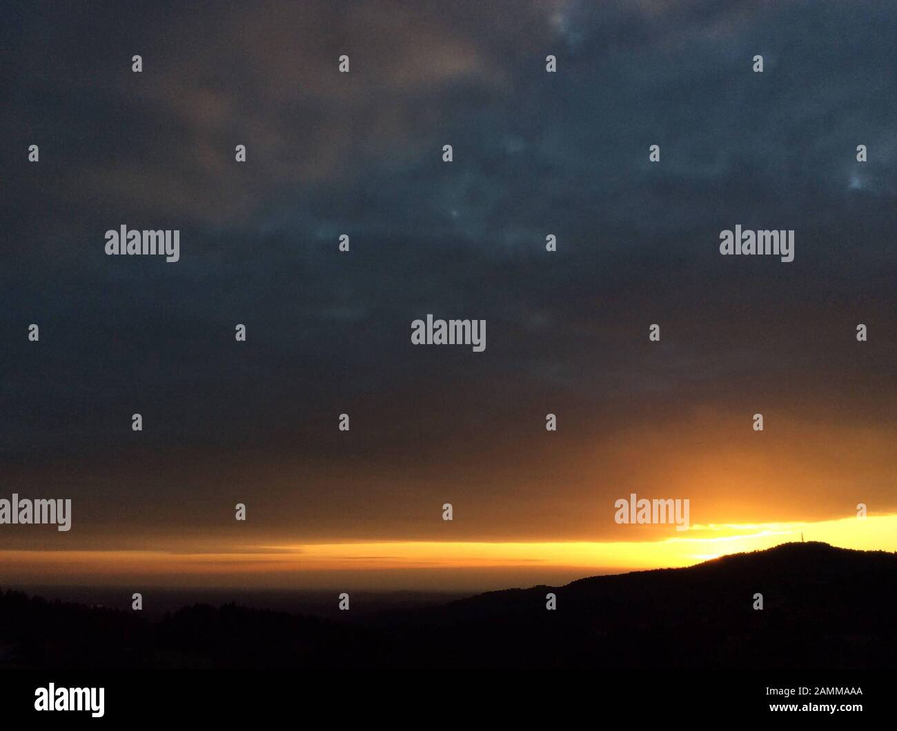 Sonnenuntergang mit Blick vom Rusel ins Donautal, Bayerischer Wald, Bayern, Deutschland [automatisierte Übersetzung] Stockfoto