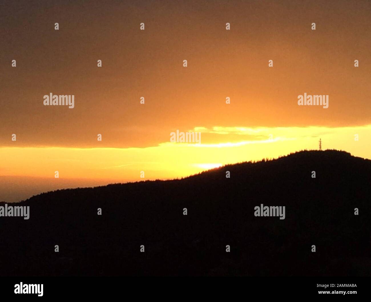 Sonnenuntergang im Bayerischen Wald am Sendemast Hochoberndorf, Landkreis Deggendorff. [Automatisierte Übersetzung] Stockfoto