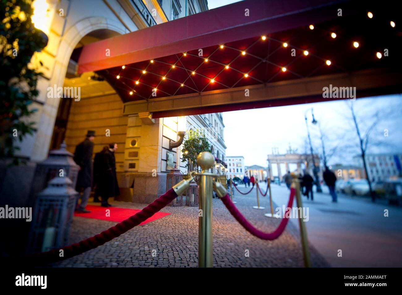 Eingangsbereich des Hotels Adlon in Berlin mit einer Markise überzogen, im Hintergrund das Brandenburger Tor. Aufgenommen am 1. Tag der SZ-Führungstreffen Wirtschaft. [Automatisierte Übersetzung] Stockfoto