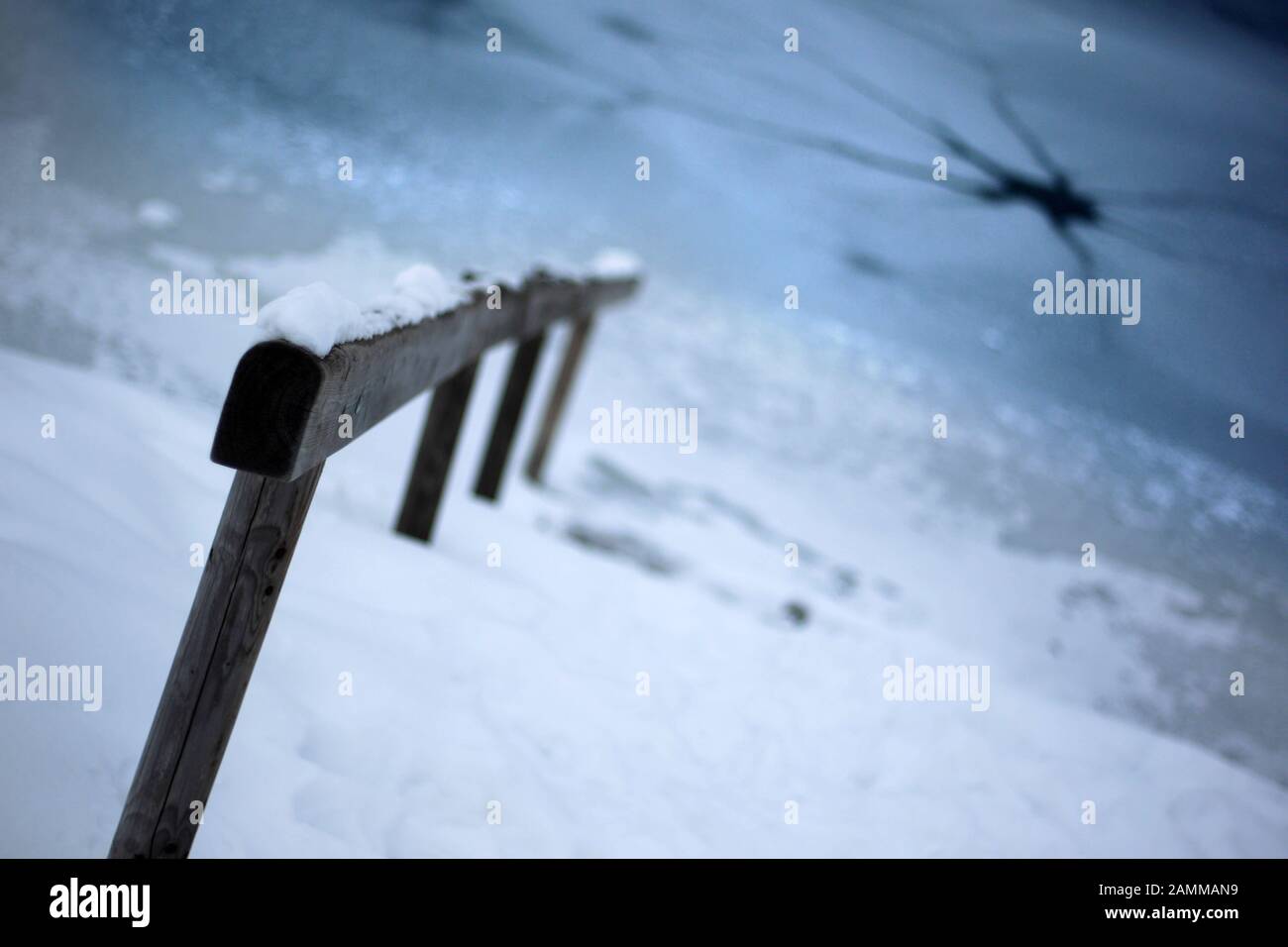 Gefährlich dünne Eisschicht am Eichenauer Badesee. [Automatisierte Übersetzung] Stockfoto