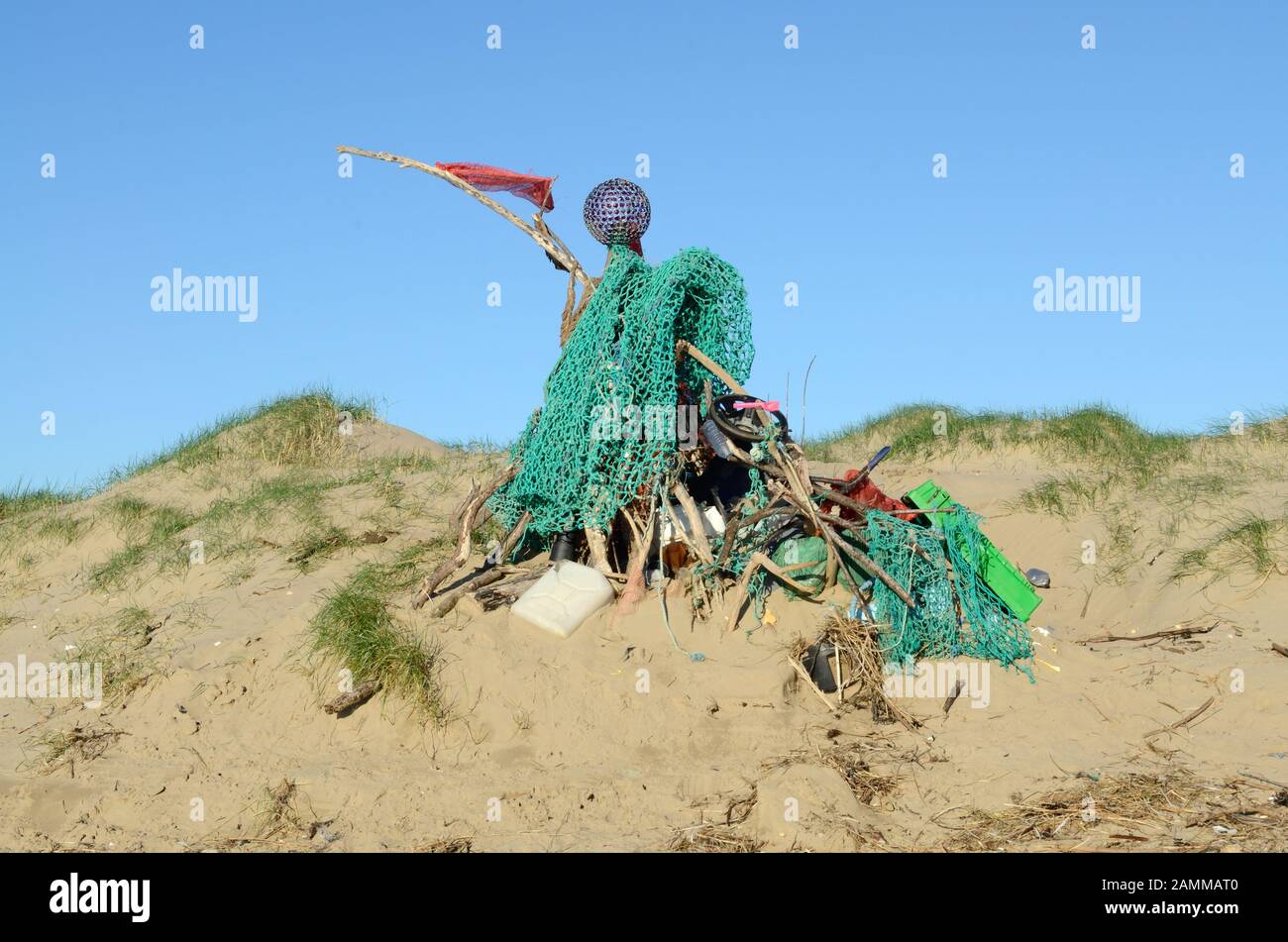 Skulptur aus Kunststoff Abfall und Müll detritus gemacht am Strand gesammelt werden Stockfoto