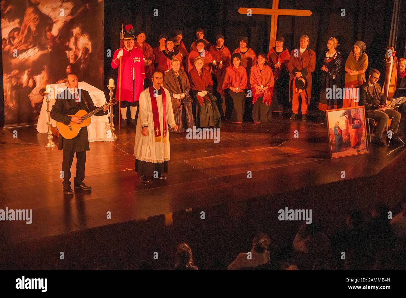 Weihnachtsmarkt am Stillen Nachtplatz in Oberndorf, Stiller Nacht-Themenweg, Historisches Stück "Stille Nacht - ein Kind wird Ihnen geboren" in der Salzachhalle laufen [automatisierte Übersetzung] Stockfoto