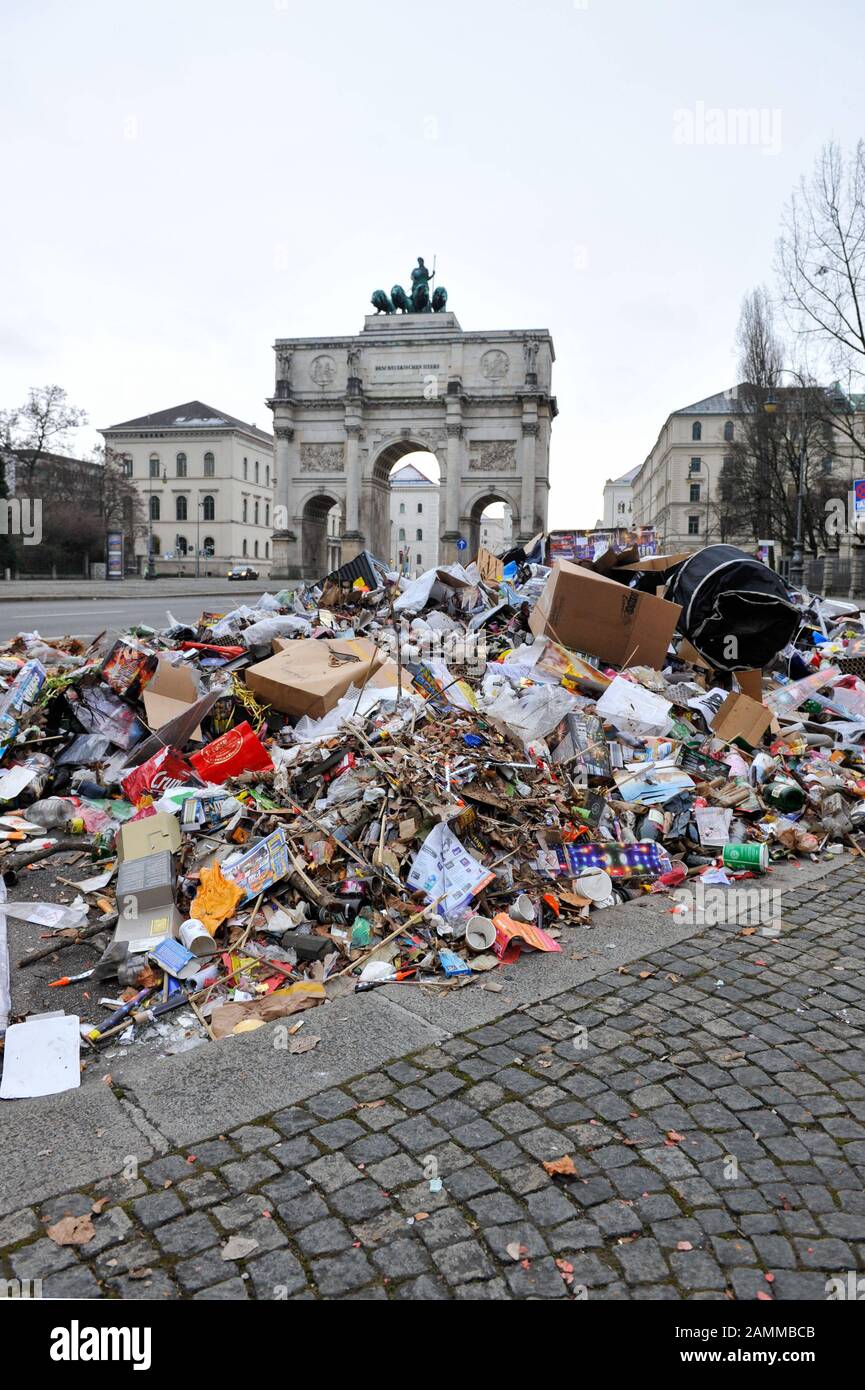 Feuerwerkskörper verschwenden nach Silvester vor dem Siegestor in Schwebing. [Automatisierte Übersetzung] Stockfoto
