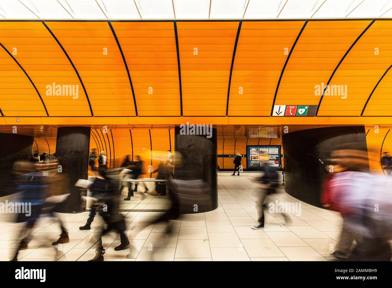 Fahrgäste und U-Bahn am U-Bahnhof Marienplatz in München. [Automatisierte Übersetzung] Stockfoto