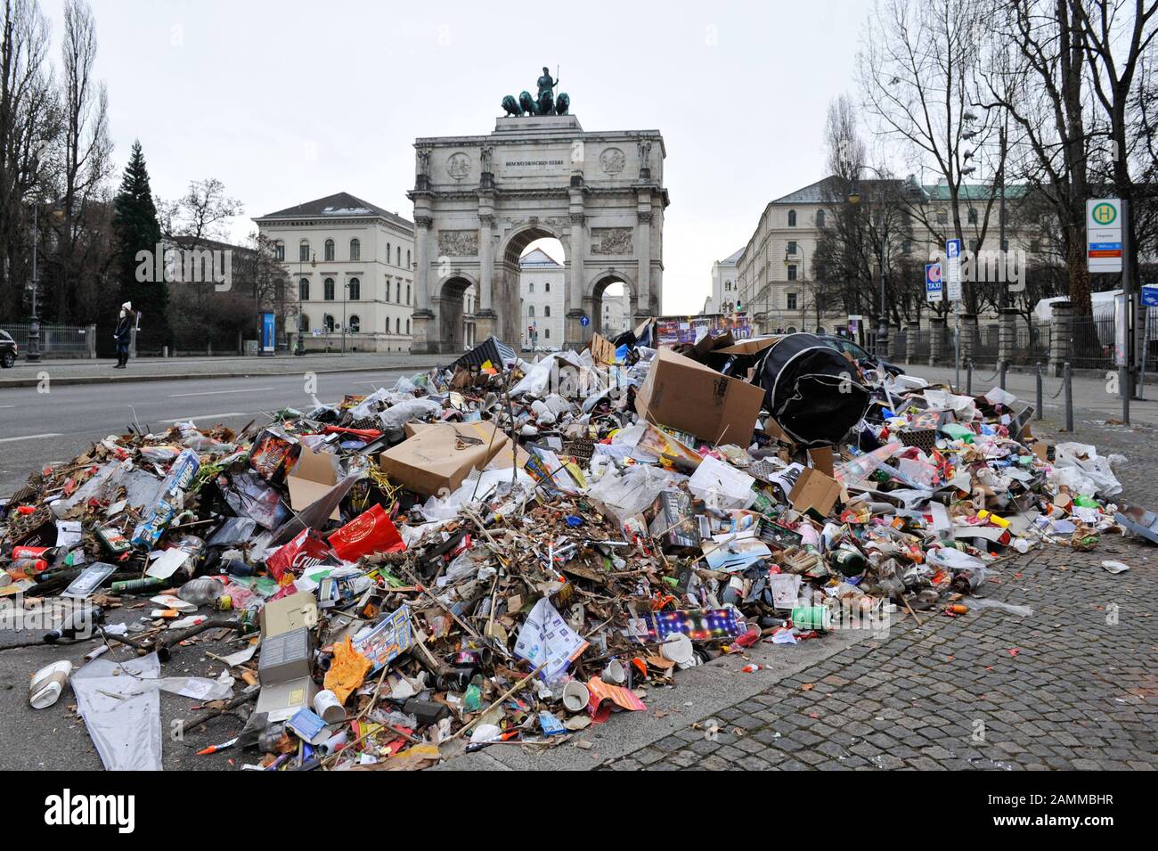 Feuerwerkskörper verschwenden nach Silvester vor dem Siegestor in Schwebing. [Automatisierte Übersetzung] Stockfoto