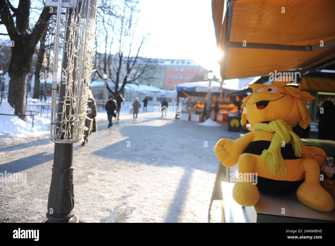 Wintereindruck vom Münchner Viktualienmarkt, im Vordergrund eine Maya die Biene Figur. [Automatisierte Übersetzung] Stockfoto