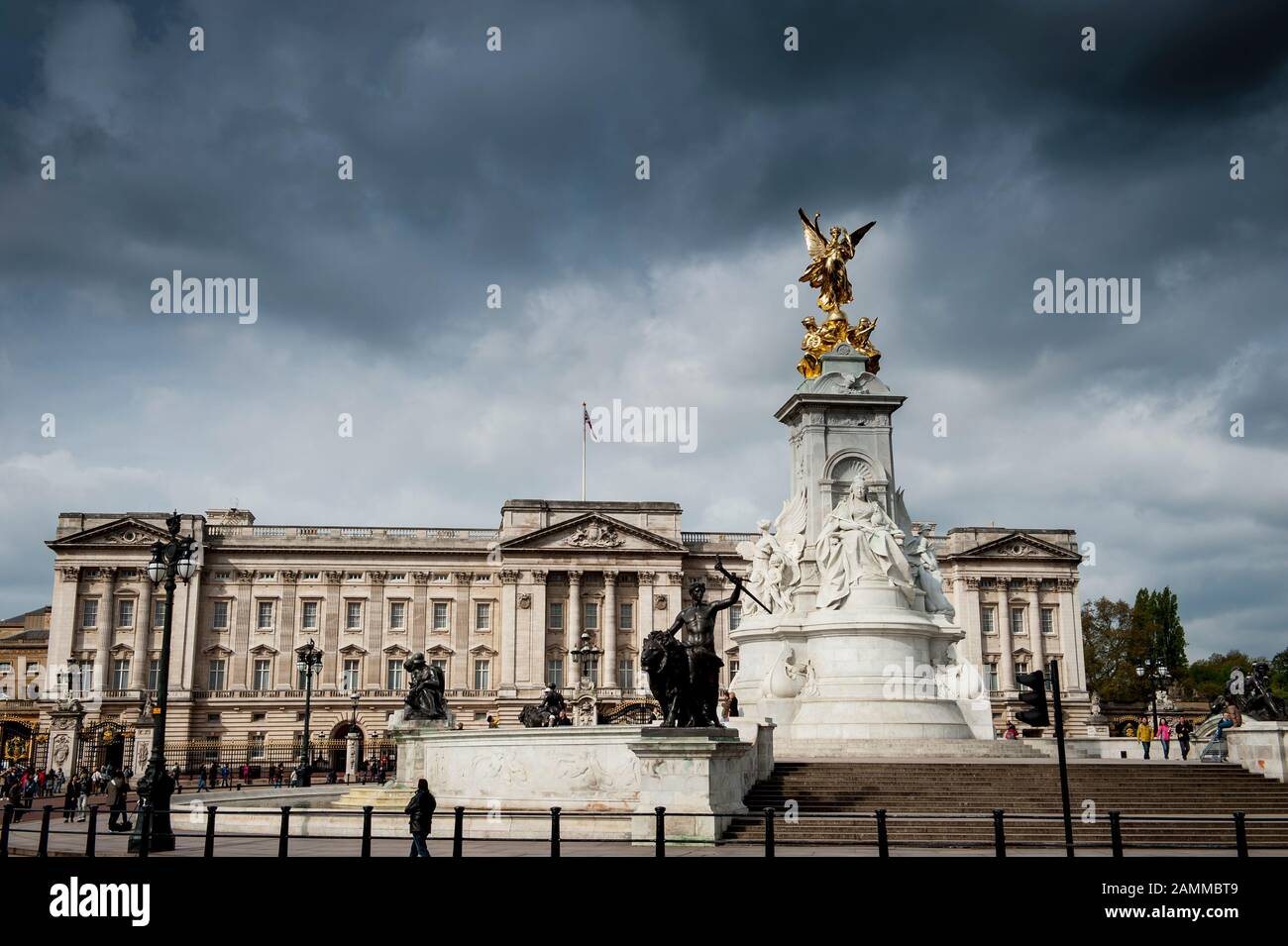 LONDON - ca. Mai, 2012: Dunkelgrau Sturm Wolken drohend über dem Buckingham Palace hängen Stockfoto