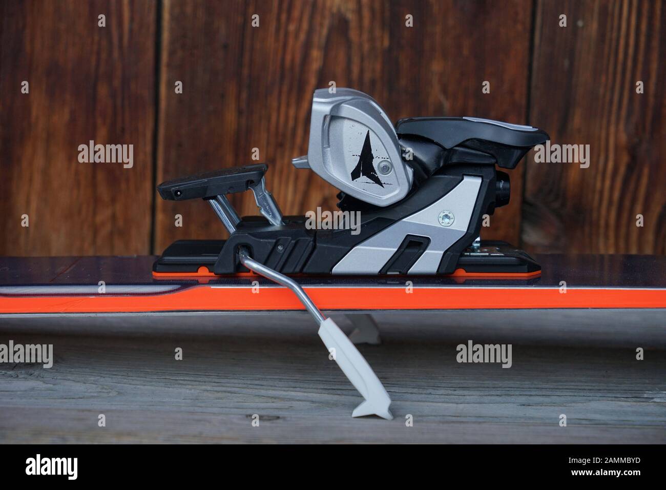 Skibindung im Hof- und Wintersportmuseum von Markus Wasmeier im Schliersee im Fischhausen-Neuhaus. [Automatisierte Übersetzung] Stockfoto