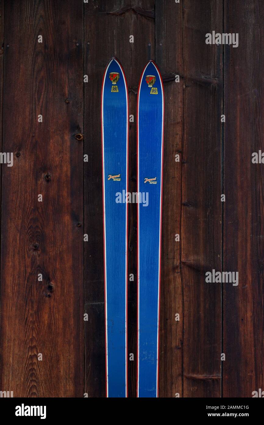 Alte Skier im Hof- und Wintersportmuseum von Markus Wasmeier im Schlierseer Stadtteil Fischhausen-Neuhaus. [Automatisierte Übersetzung] Stockfoto