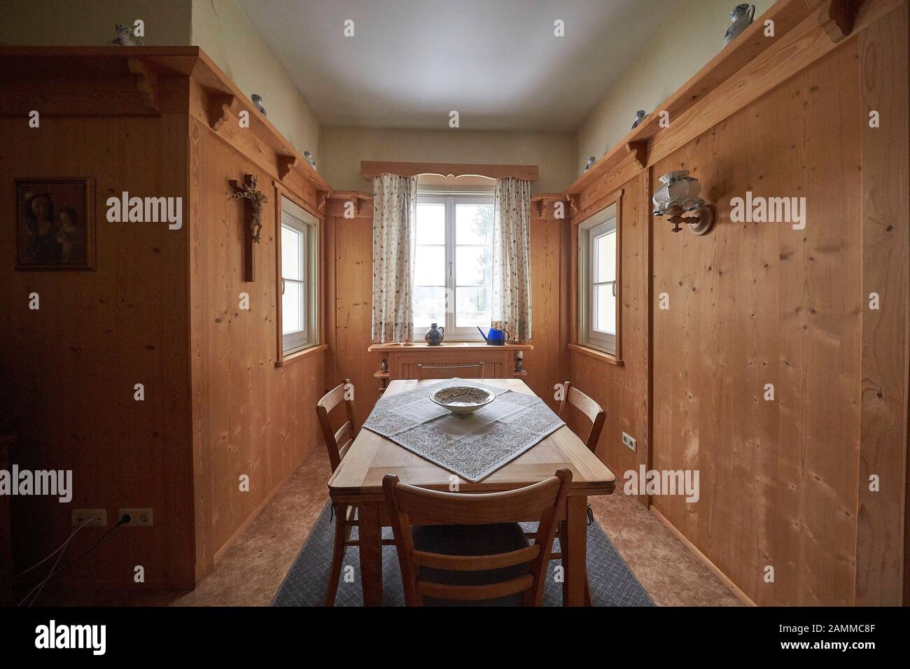 Arbeitsraum von Thomas Mann, 2017 ist ein Thomas Mann Jahr in Bad Tölz. *6. Juni 1875 in Lübeck; † 12. August 1955 in Zürich, "Wenn ich an die Kindheit denke, denke ich an Bad Tölz", schrieb Klaus Mann in seinem Buch "Gütige dieser Zeit", genau vor hundert Jahren gab die Familie ihr 'Manor Haus' auf, wie sie es liebevoll nannte. "Gehen Sie nicht am Rand des Rasens! - Familie Mann und ihr Landhaus in Bad Tölz 1908-1917' von Daniel lang, 06.02.2017 [automatisierte Übersetzung] Stockfoto