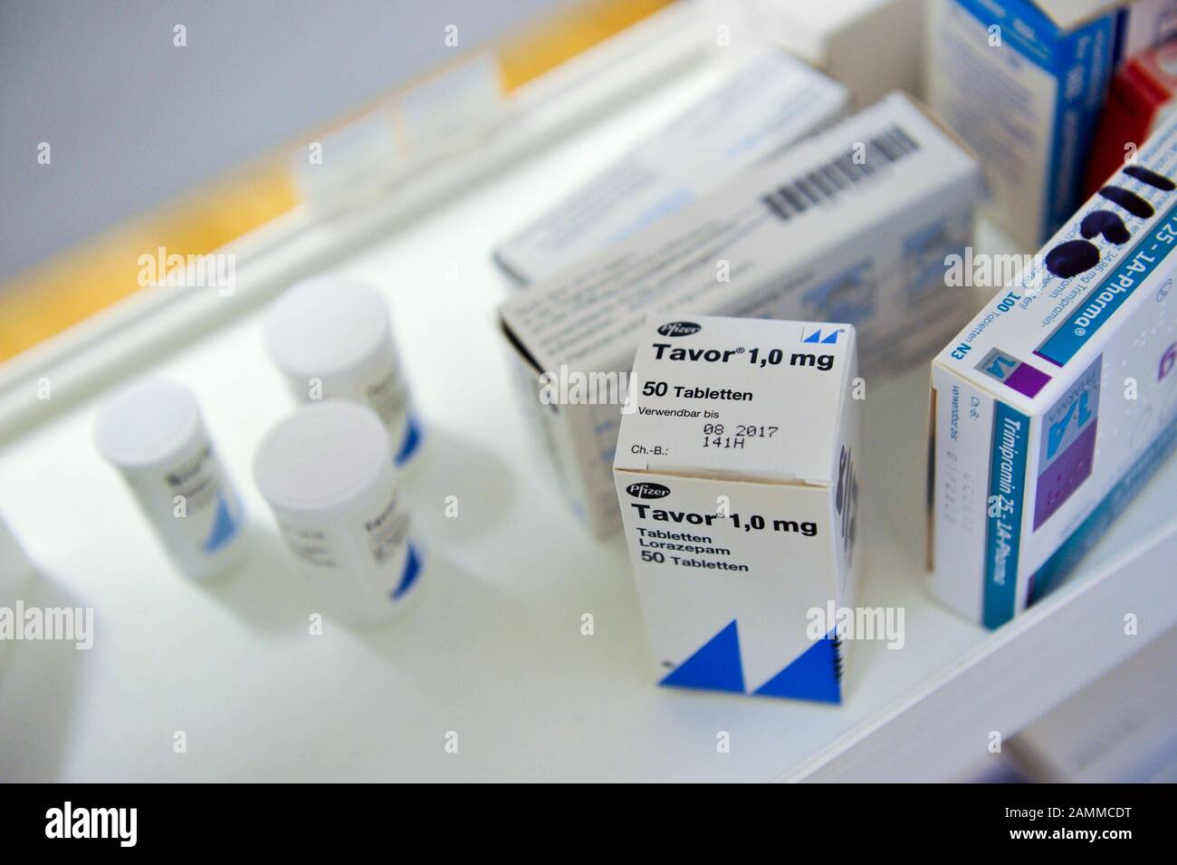 Verschiedene Medikamente in einem Medizinstabinett im  Kbo-Isar-Amper-Klinikum Atriumhaus in München. [Automatisierte Übersetzung]  Stockfotografie - Alamy