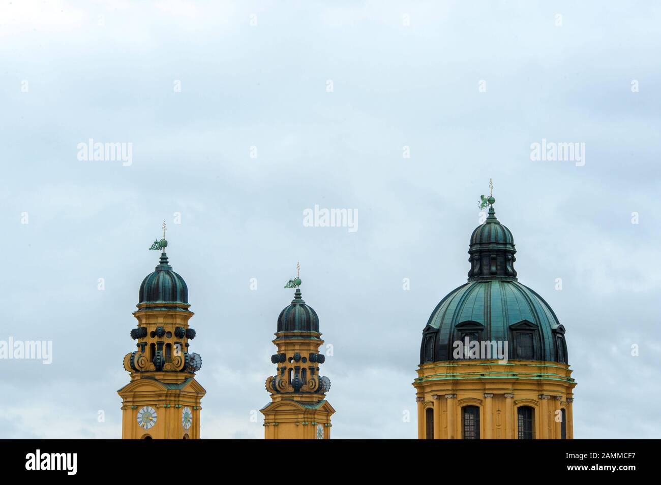 Türme und Kuppel der Theatinerkkirche 'St. Kajetan' am Odeonsplatz. [Automatisierte Übersetzung] Stockfoto