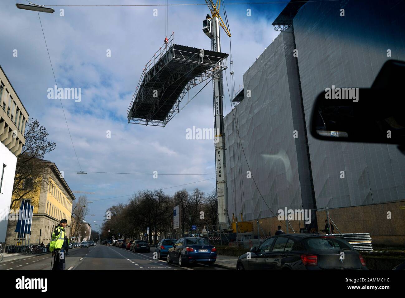 Mit Hilfe eines Baukrans wird das provisorische Wetterschutzdach an der Westseite der alten Pinakothek entfernt. Seit 2014 wird das Museum energetisch saniert und modernisiert. [Automatisierte Übersetzung] Stockfoto