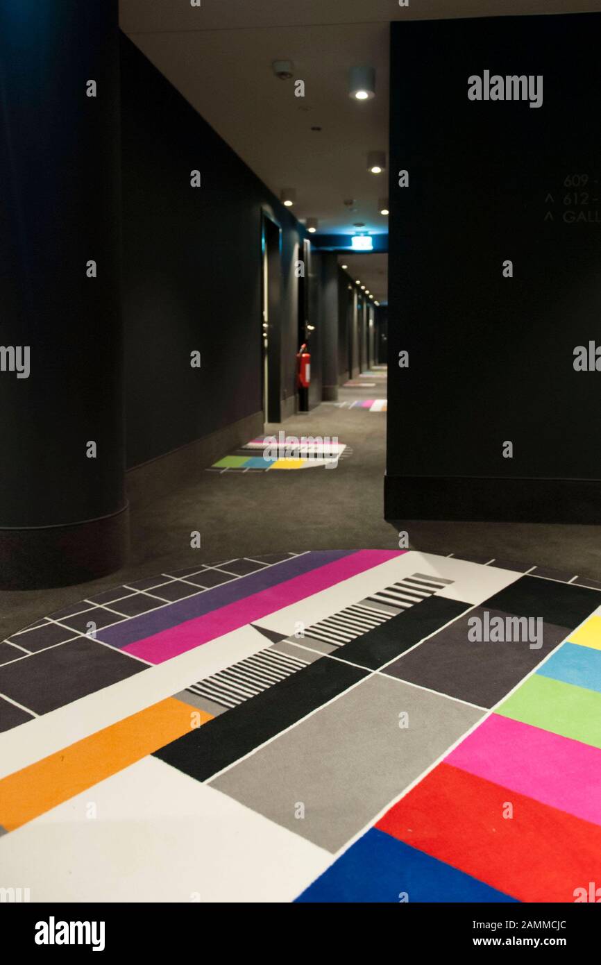 Das frühere Fernsehtestmuster als Teppich auf den Fluren des neuen "Ruby Lilly"-Hotels im Wüstenrot Haus am Stiglmaierplatz. [Automatisierte Übersetzung] Stockfoto