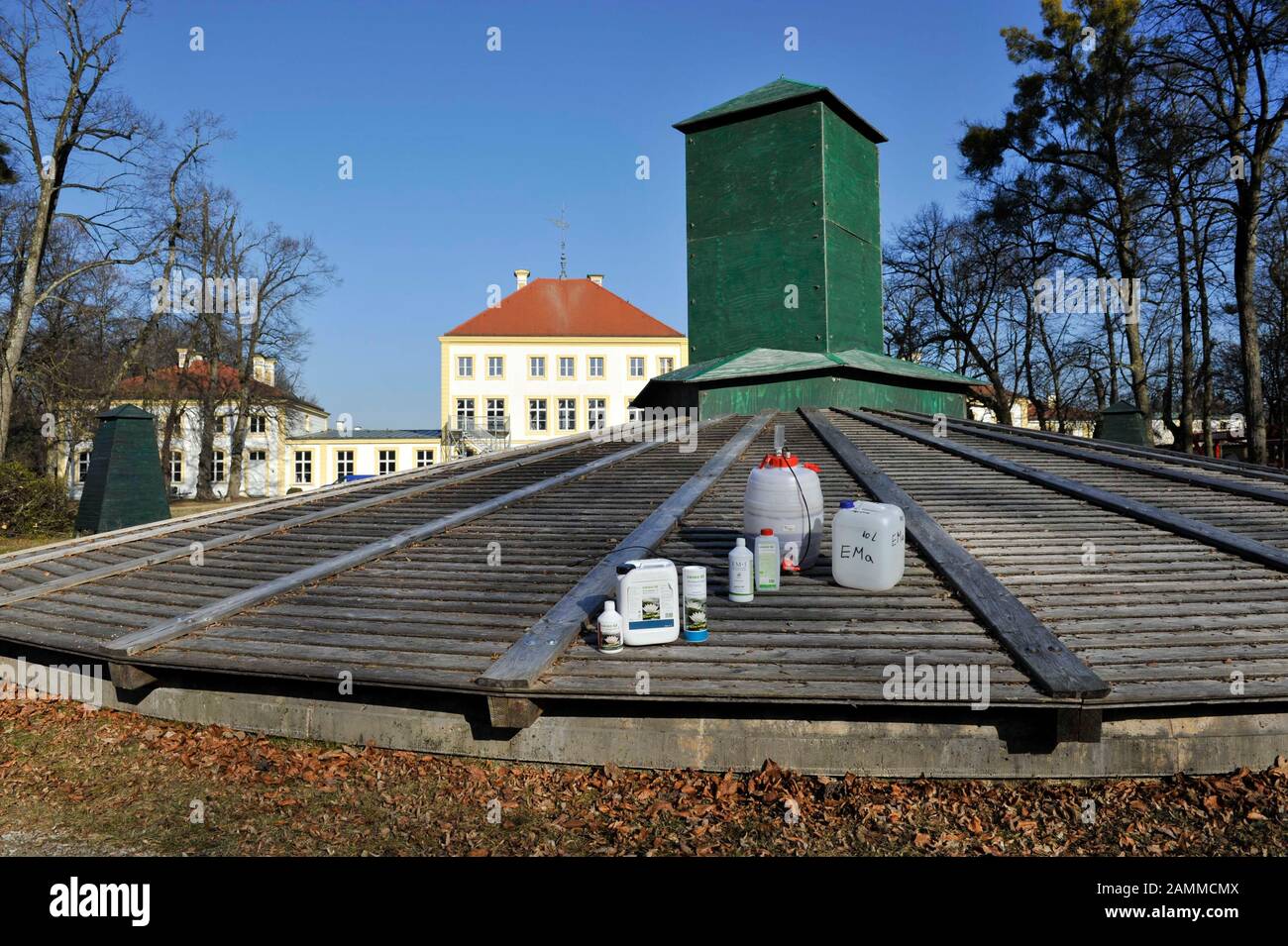 Im Rückzugshaus der Erzdiözese München und Freising im Schloss Fürstenried werden CO2 und Müll mit vielen kleinen Maßnahmen eingespart. Im Bild sind Reinigungsmittel (z.B. für den Brunnen) auf einer (Mikro-)biologischen Basis. [Automatisierte Übersetzung] Stockfoto