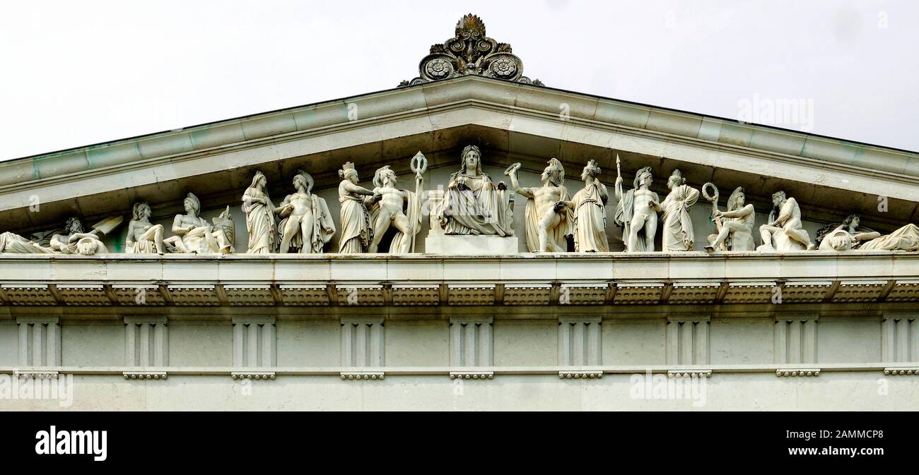 Südfront der Ruhmeshalle Wallhalla über der Donau bei Donaufauf. Die Gedenkstätte für berühmte Deutsche wurde im Jahre 1842 nach Plänen von Leo von Klenze errichtet. [Automatisierte Übersetzung] Stockfoto