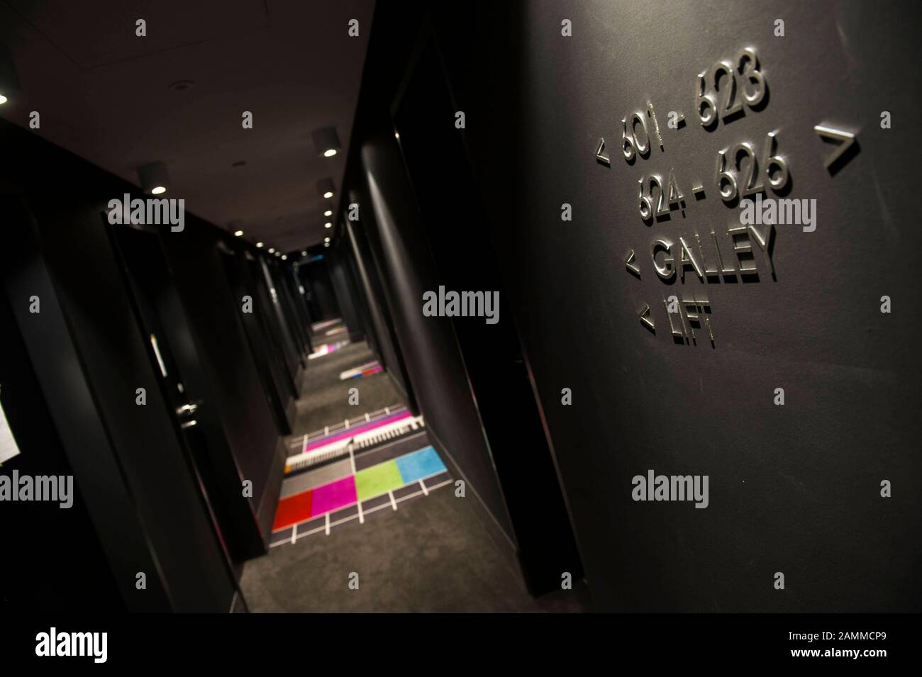 Das frühere TV-Testmuster als Teppich auf den Fluren des neuen "Ruby Lilly" Hotels im Wüstenrot Haus am Stiglmaierplatz. [Automatisierte Übersetzung] Stockfoto