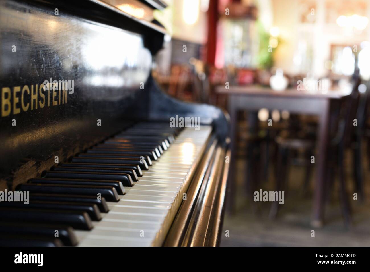 Klavier im Café am Beethovenplatz (Mariandl) in der Goethestraße 51.  Sonntags spielt ein Pianist für die Gäste. [Automatisierte Übersetzung]  Stockfotografie - Alamy