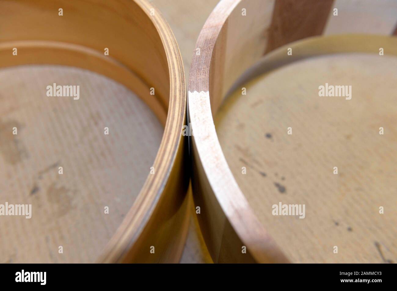 Der Schlaginstrumentbauer Alex Zachow zeigt in seiner Werkstatt in Unterwertach zwei verschiedene Methoden der Trommelherstellung. [Automatisierte Übersetzung] Stockfoto