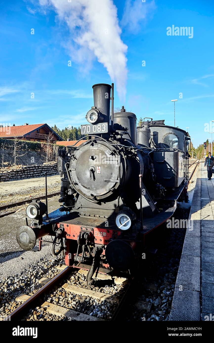 Bayerischer Lokalbahnverband Tegernsee, Federdampf, Sonderfahrt mit der Kohle-Dampfmaschine 70 083 ab 1913 von Tegernsee nach Holzkirchen und zurück, 12.03.2017 [automatisierte Übersetzung] Stockfoto