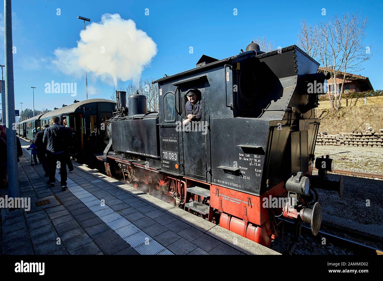 Bayerischer Lokalbahnverband Tegernsee, Federdampf, Sonderfahrt mit der Kohle-Dampfmaschine 70 083 ab 1913 von Tegernsee nach Holzkirchen und zurück, 12.03.2017 [automatisierte Übersetzung] Stockfoto