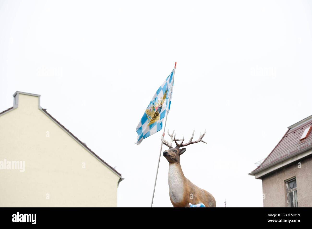 Kunststoffhirsche mit Bayerischer Fahne auf dem Dach des Trachtenmodehauses "Exklusive Tracht" in der Georgenstraße 50 in Schwebing. [Automatisierte Übersetzung] Stockfoto