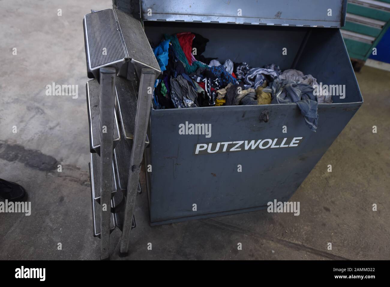 Box mit Putzlappen im Busdepot West in München-Laim. [Automatisierte  Übersetzung] Stockfotografie - Alamy