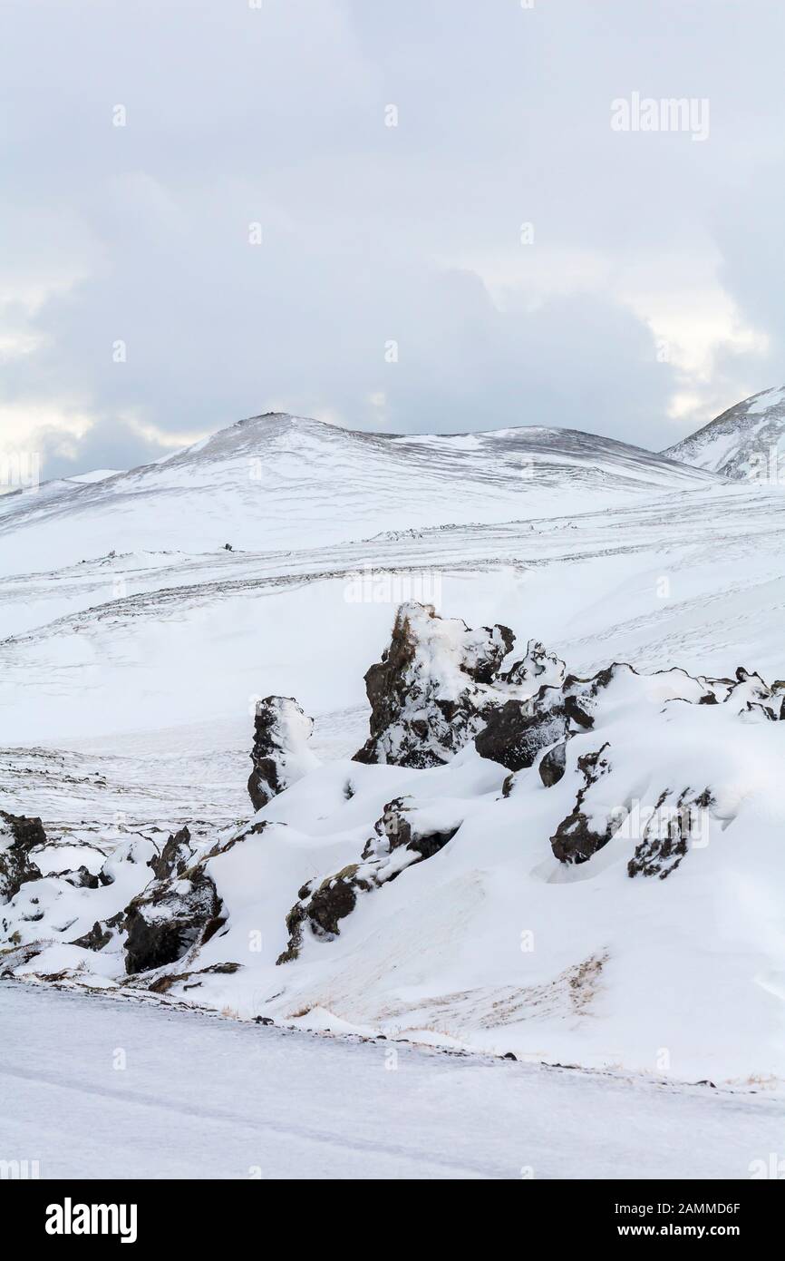 Schneebedeckte Berge und Tundra in Island im Februar aussehen wie eine Holzkohlezeichnung mit zarten Farben Stockfoto