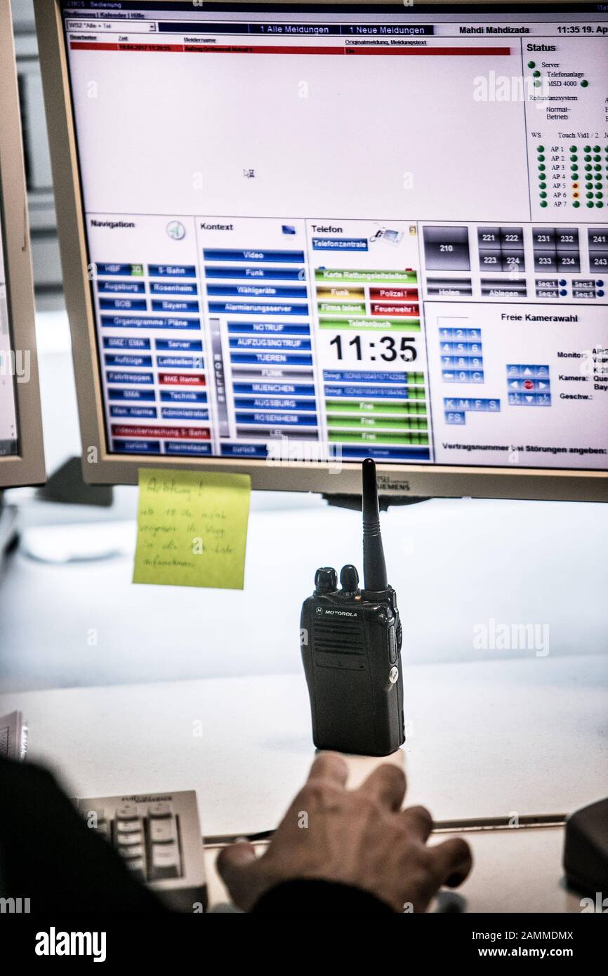 Monitore mit Bildern von Überwachungskameras in der neuen Situation und Betriebszentrale (LEZ) der Deutschen Bahn (DB) an der Donnersberger Brücke in Neuhausen. [Automatisierte Übersetzung] Stockfoto