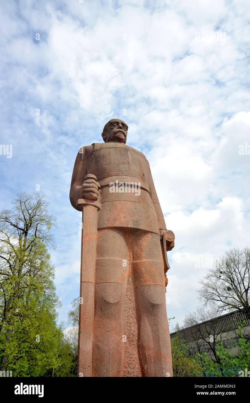 Das Denkmal von Otto Behn aus dem Jahr 1931 an der Bosch-Brücke gegenüber dem Deutschen Museum (im Hintergrund). [Automatisierte Übersetzung] Stockfoto