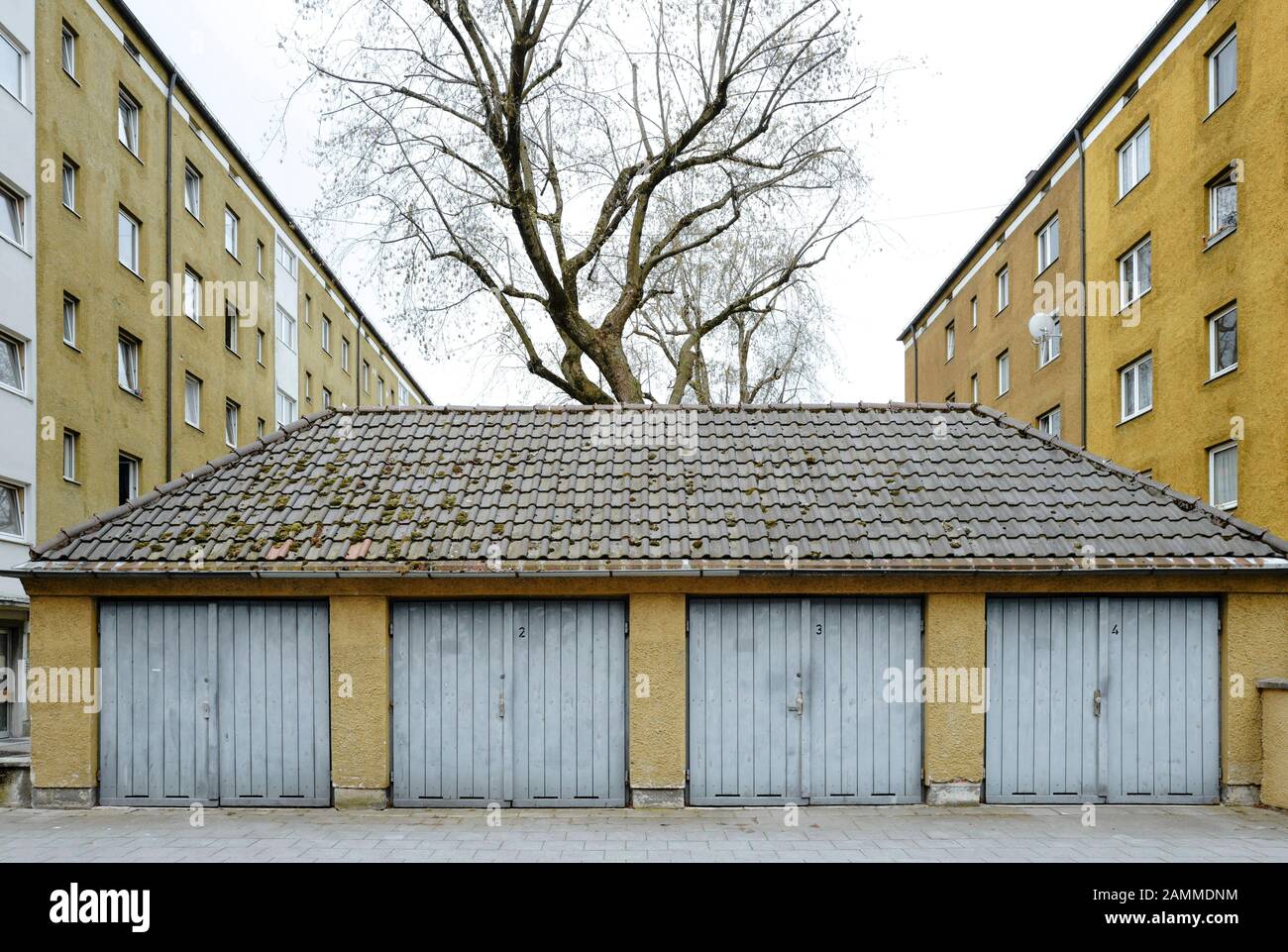 Ältere Wohnanlage zwischen Candidstraße 2-14 und Krumplerstraße in Untergiesing, die von Mieterhöhungen und Umbaumaßnahmen betroffen ist. [Automatisierte Übersetzung] Stockfoto