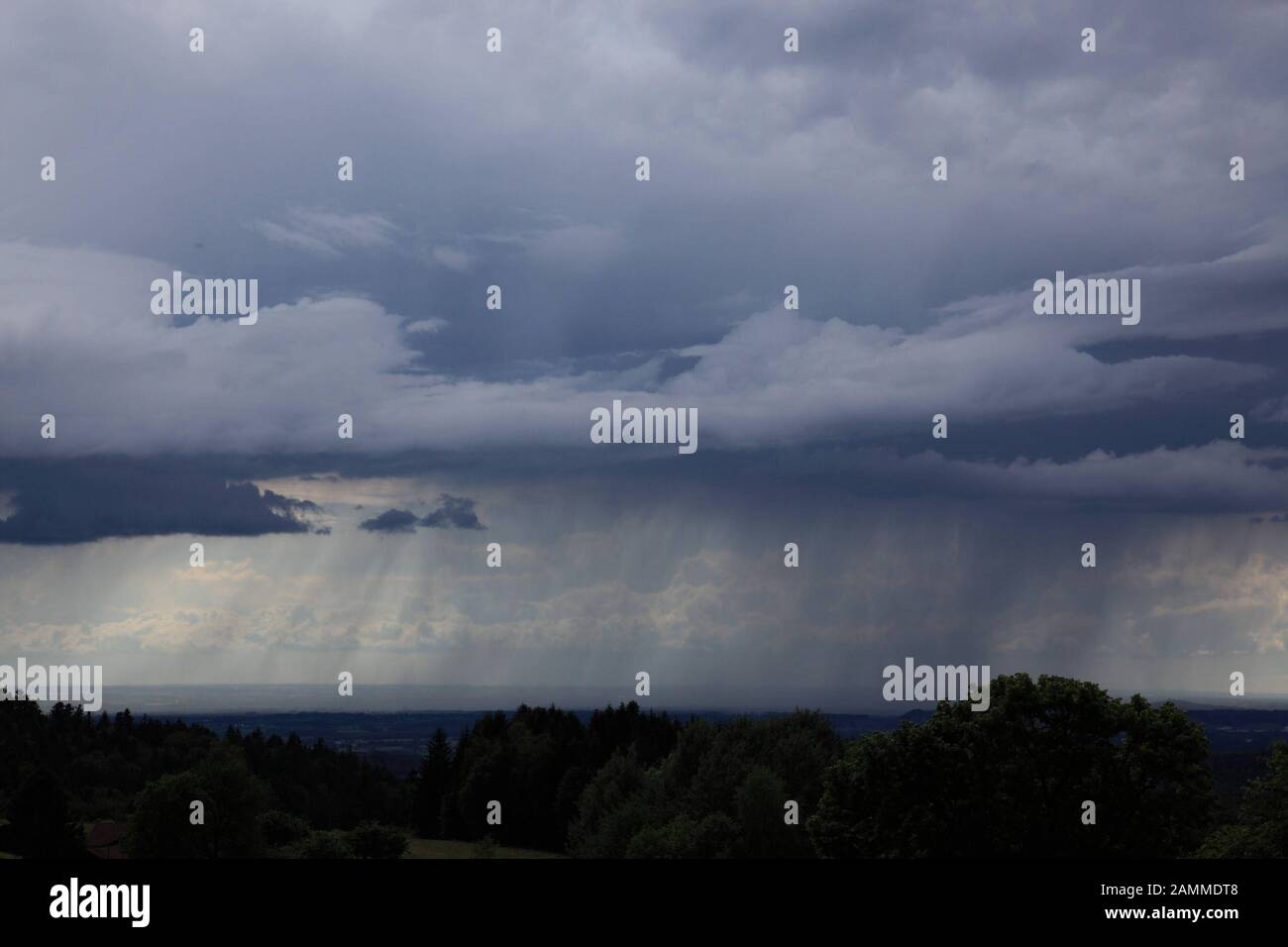 Starke Regenwolken passieren den Ruselrücken beim Dorf Ringelswies mit Blick auf das Donautal im Bayerischen Wald. [Automatisierte Übersetzung] Stockfoto