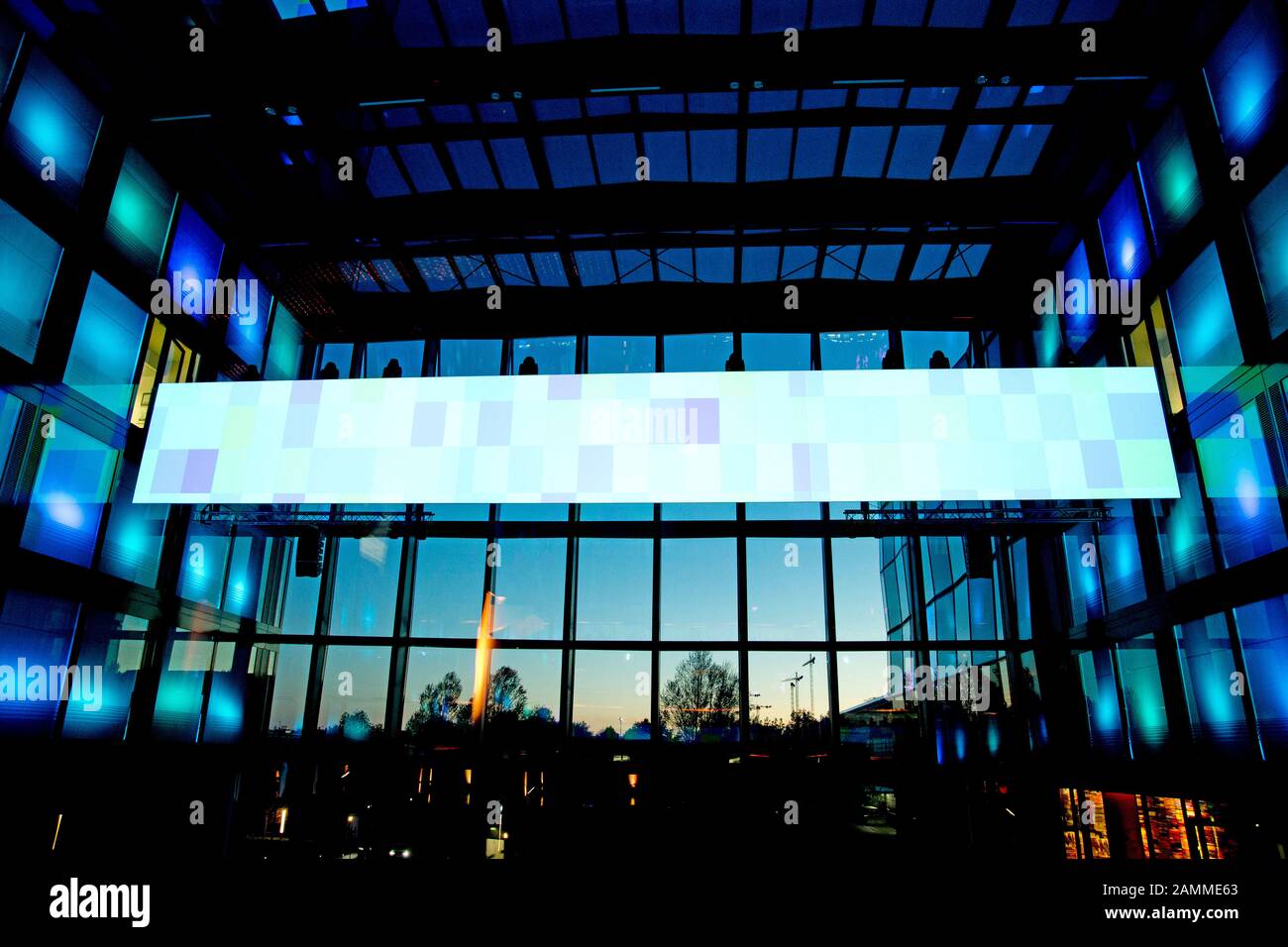 Lichtshow am "Abend im Mai" der Süddeutschen Zeitung im Foyer des Süddeutschen Verlages Tower Block in München. [Automatisierte Übersetzung] Stockfoto