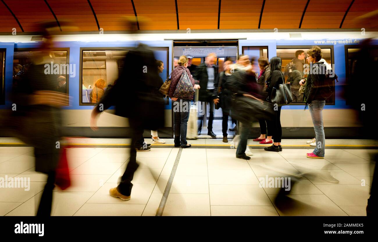 Fahrgäste während der Hauptverkehrszeit am U-Bahnhof Marienplatz in der Münchner Innenstadt. [Automatisierte Übersetzung] Stockfoto