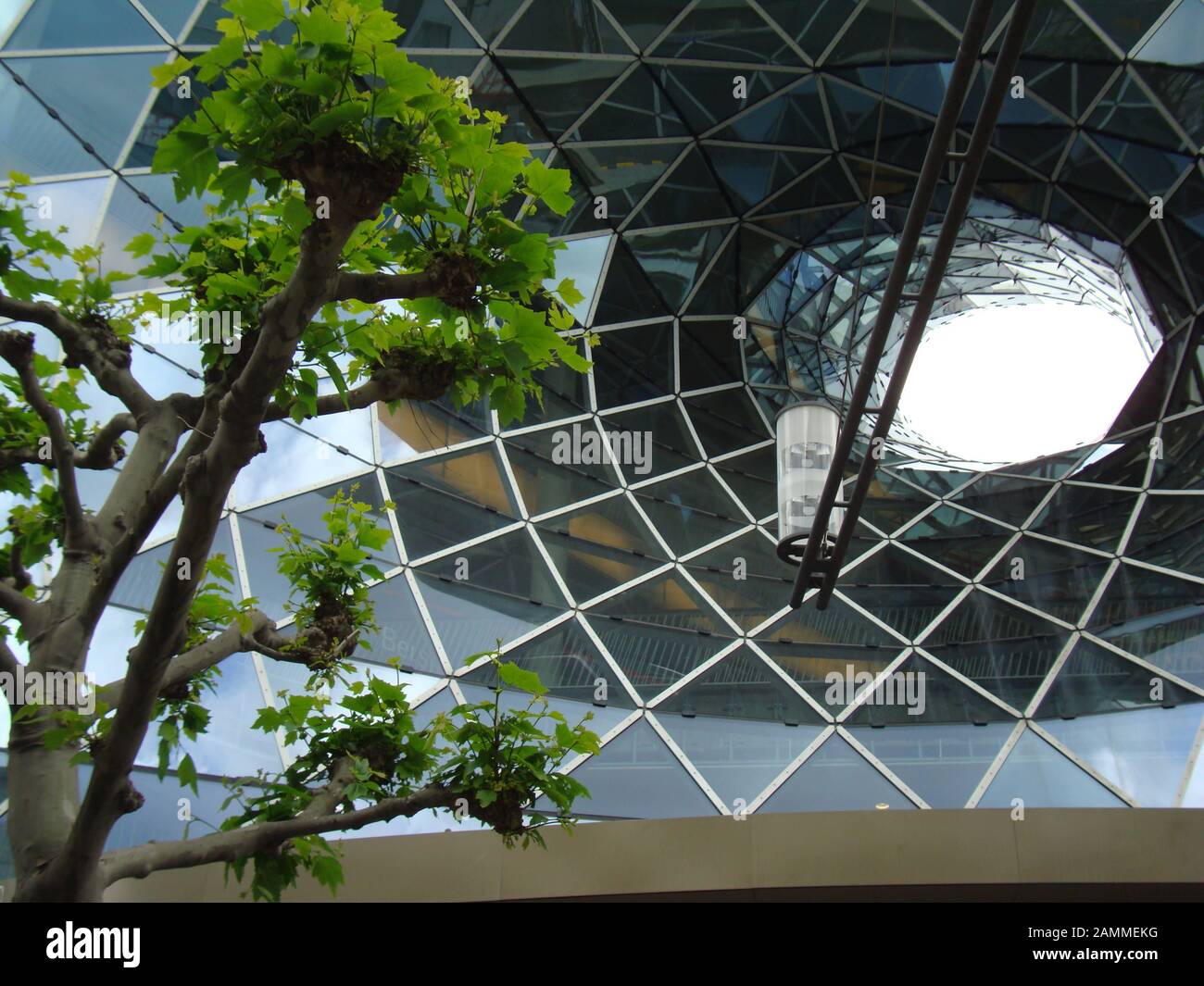 Der Trichter in der Glasfassade des Einkaufszentrums MyZeil, Innenstadt, Frankfurt am Main, Deutschland, Europa. [Automatisierte Übersetzung] Stockfoto